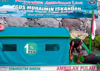 Warga Pulau Sebesi Terima Bantuan Ambulans Laut dari Cak Imin