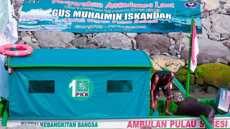 Warga Pulau Sebesi Terima Bantuan Ambulans Laut dari Cak Imin